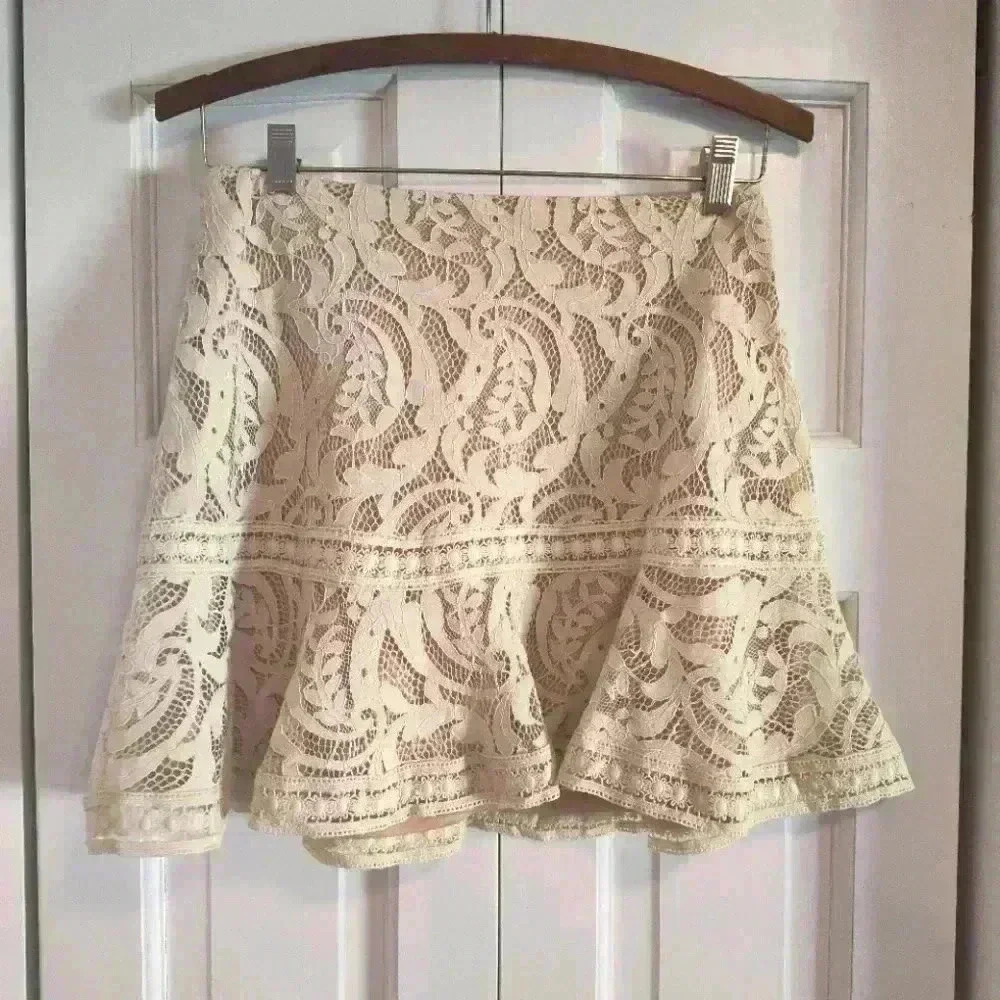 She & Sky cream lace mini skirt | Size Medium | runs small